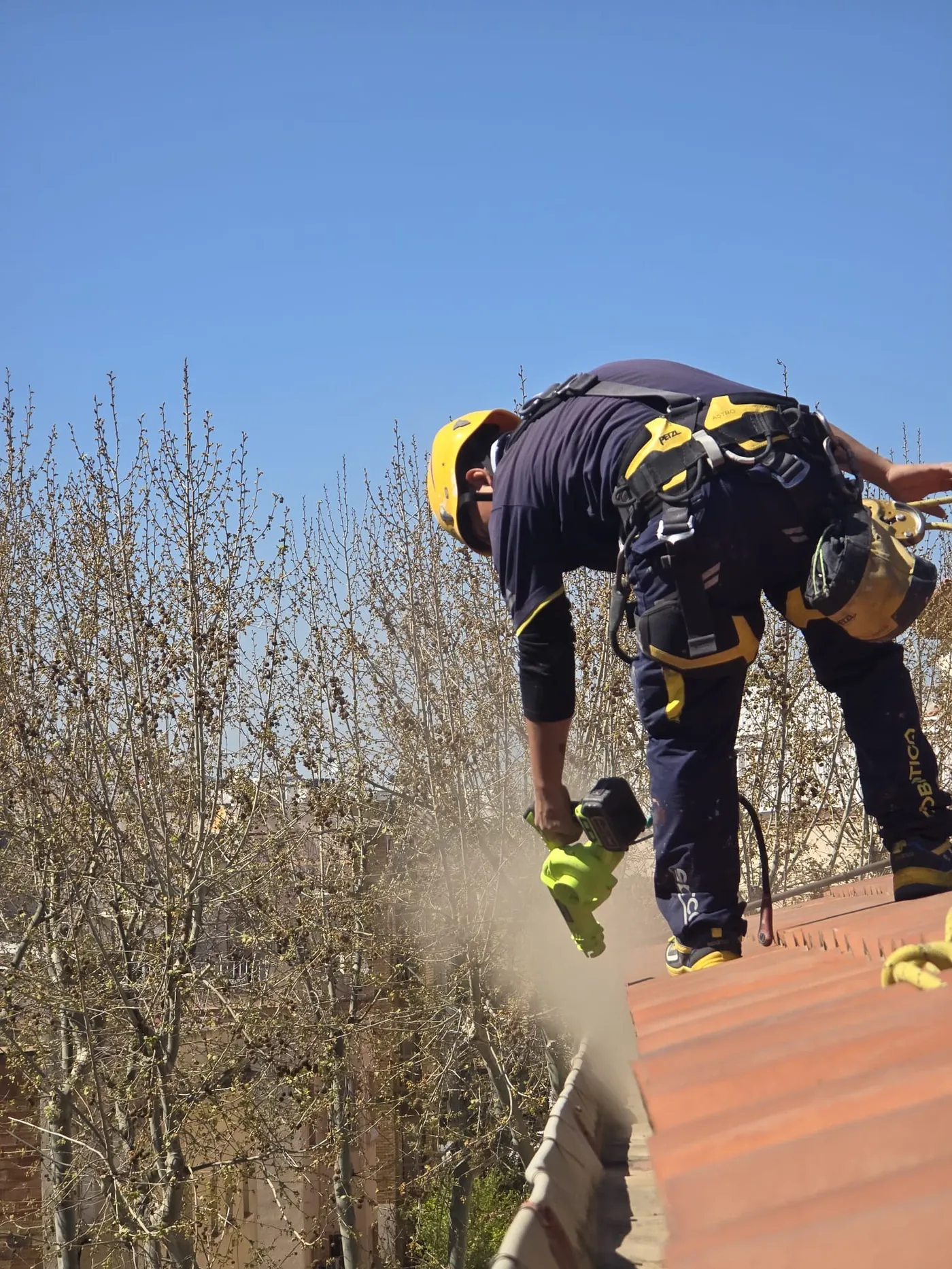 Técnico revisando la impermeabilización de una cubierta plana en Barcelona